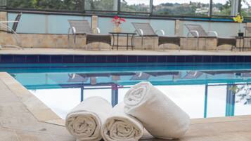 Piscina interna, espreguiçadeiras