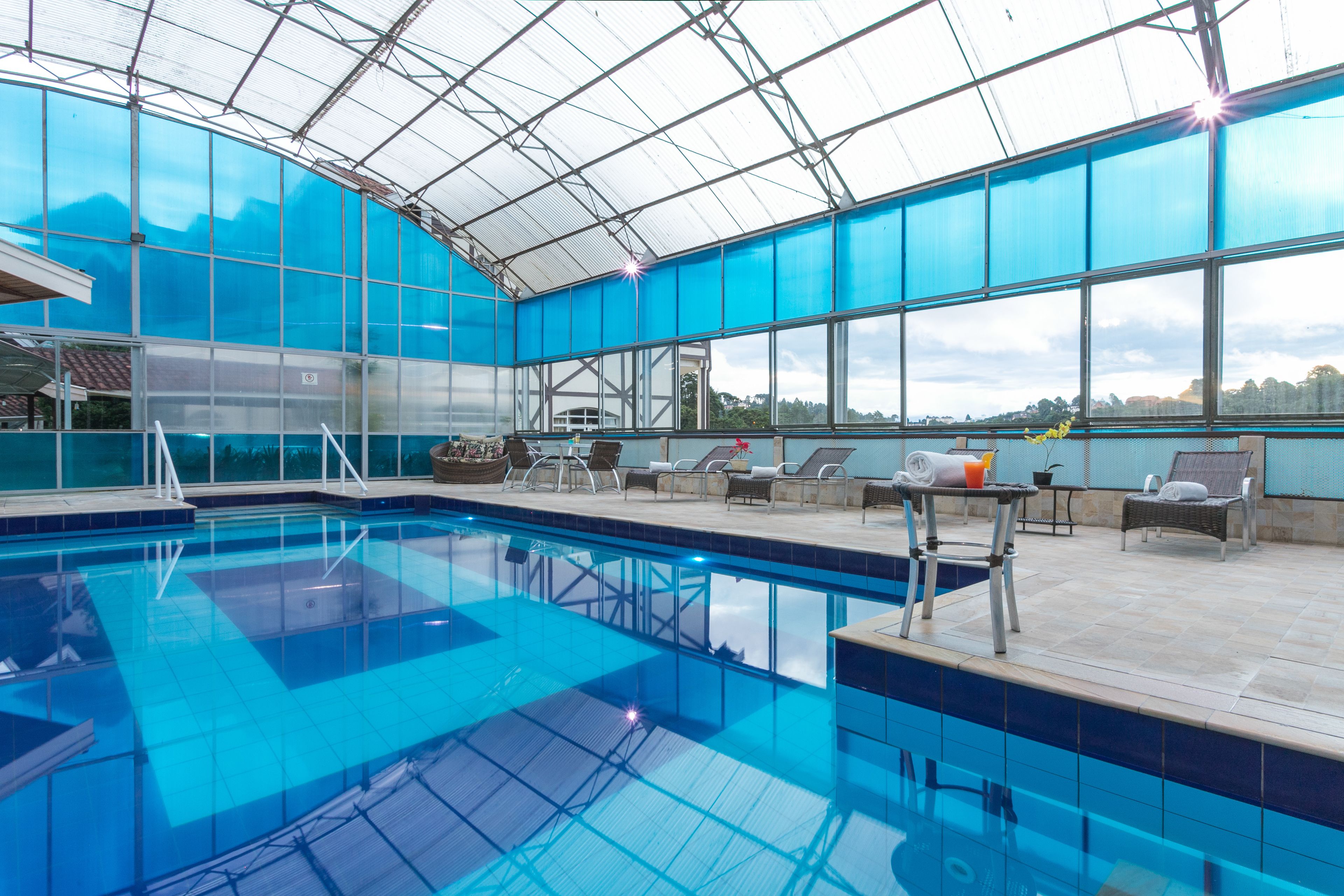 Piscina coperta, lettini