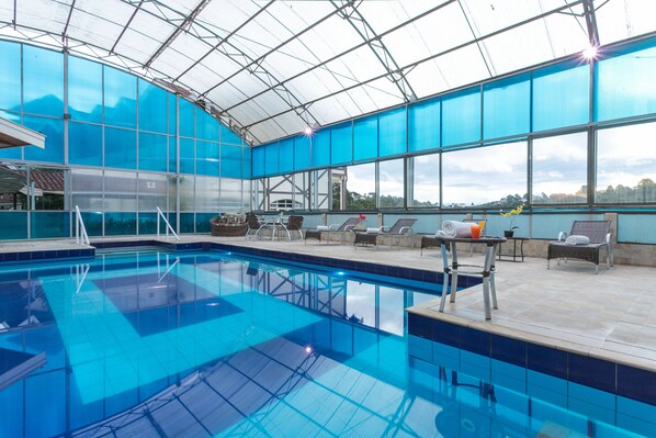 Indoor pool, pool loungers - Hotel Leão da Montanha (Campos do Jordão)