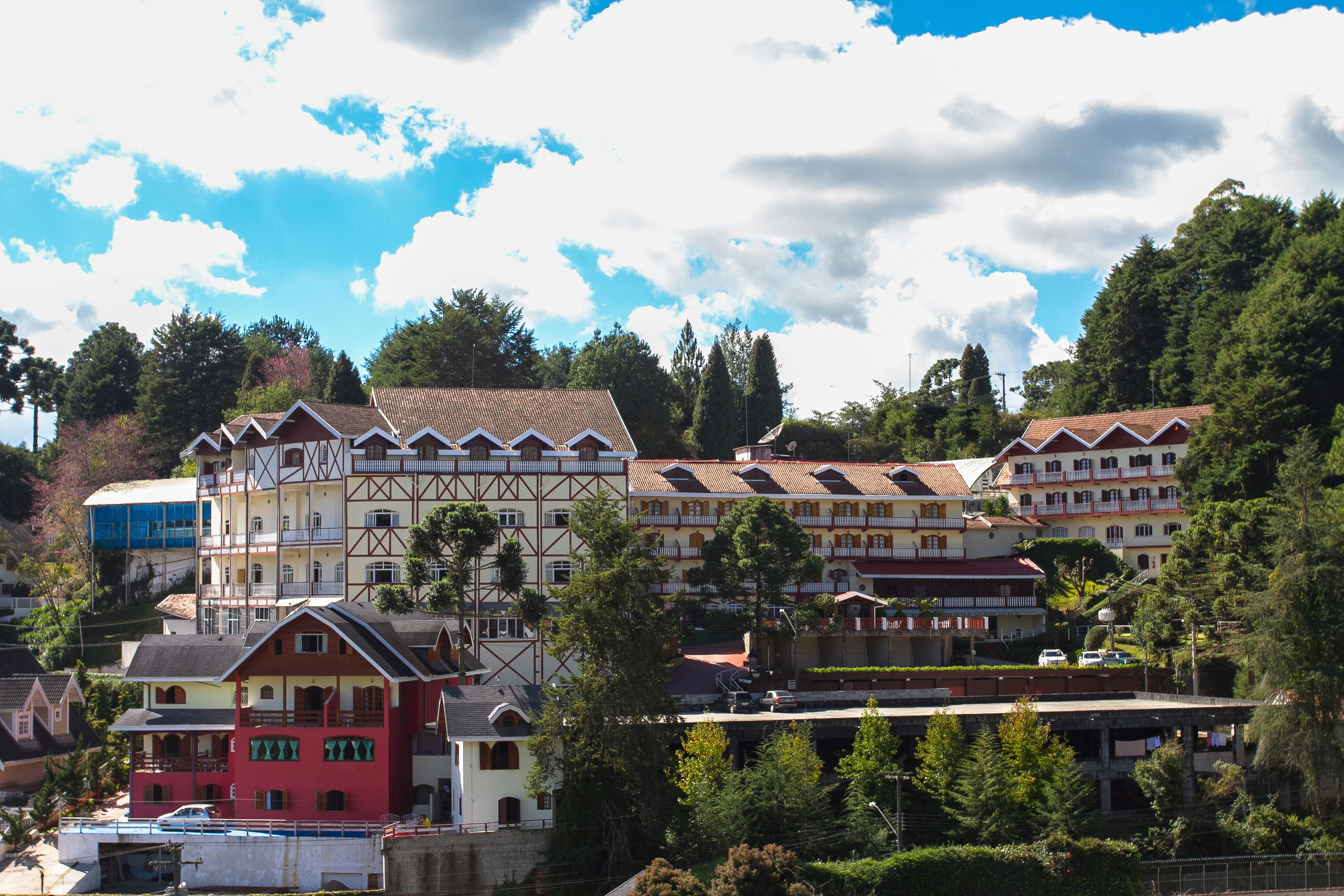 Um edifício de vários andares com arquitetura tradicional, apresentando uma combinação de varandas e janelas.