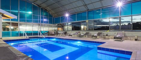 Beltéri medence, napozóágyak