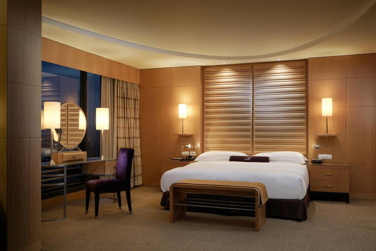 grand suite, 1 king bed, non smoking | 1 bedroom, premium bedding, minibar, in-room safe