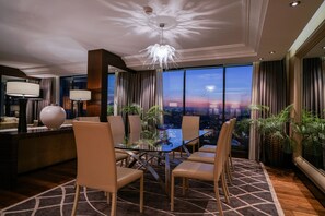 أغطية فر اش متميزة وميني بار وخزنة داخل الغرفة ومكتب