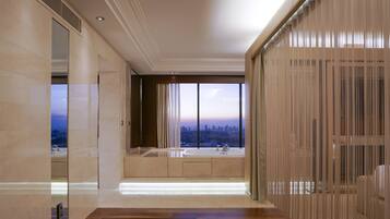 Suite – president, 1 kingsize-seng | Bad | Toalettartikler (inkludert), hårføner, badekåper og tøfler