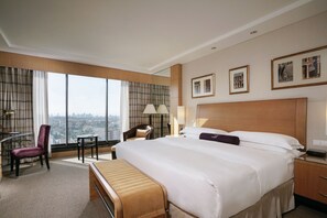 أغطية فراش متميزة وميني بار وخزنة داخل الغرفة ومكتب