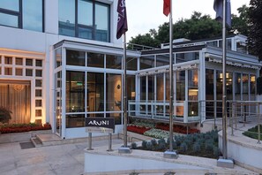 2 restaurants, breakfast served