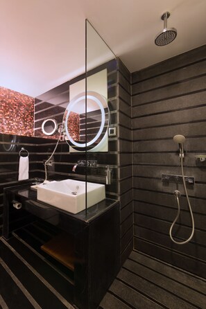 Dusche, Regendusche, kostenlose Toilettenartikel, Haartrockner