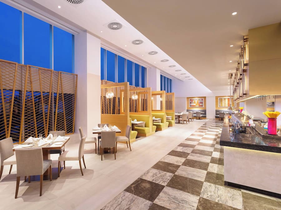 Frokost, lunsj og middag serveres, utsikt mot bassenget