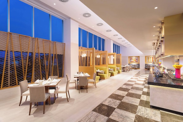 Breakfast, lunch, dinner served; pool views - Four Points by Sheraton Visakhapatnam (Visakhapatnam)