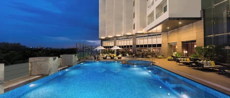Una piscina al aire libre (de 07:00 a 20:00), tumbonas
