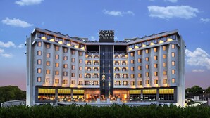 Monikerroksinen hotelli, jossa on keskeinen sisäpiha, suuret ikkunat ja kyltti, jossa lukee: ”FOUR POINTS BY SHERATON”.
