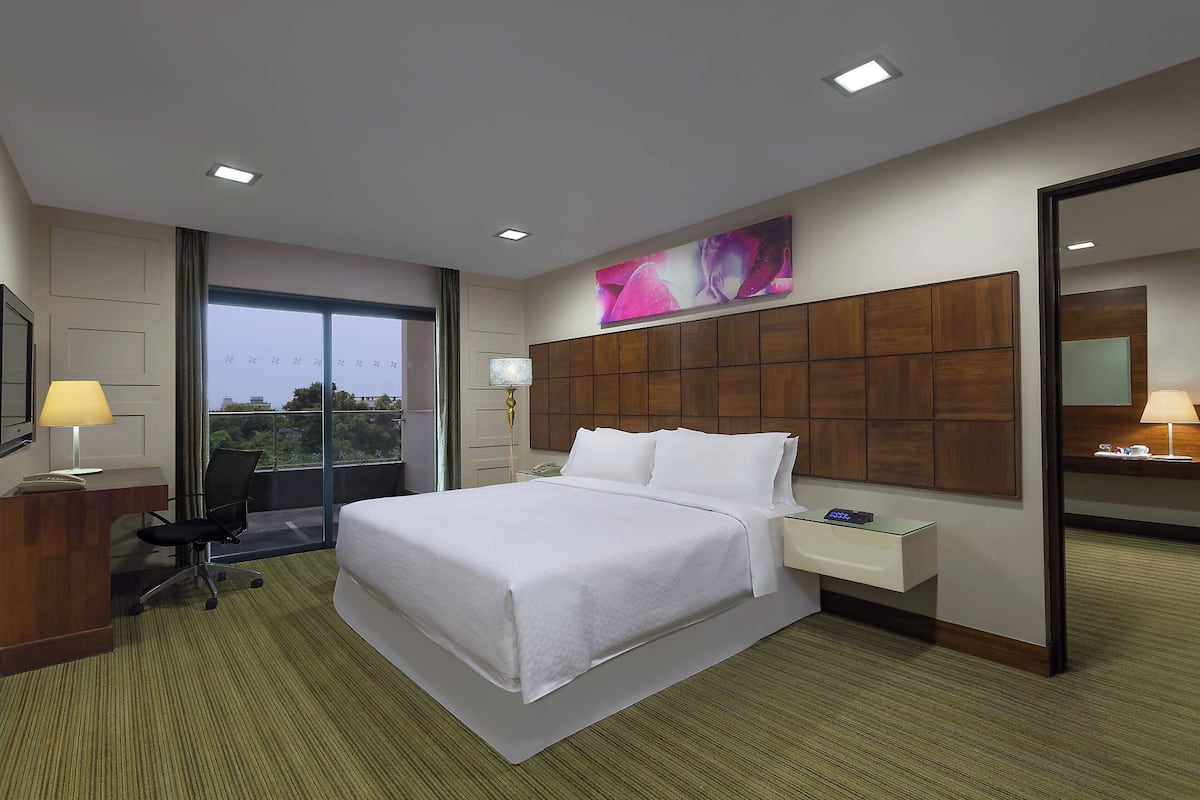 Suite, 1 kamar tidur, balkon, pemandangan kota (City View) | Seprai premium, minibar, brankas, dan meja kerja