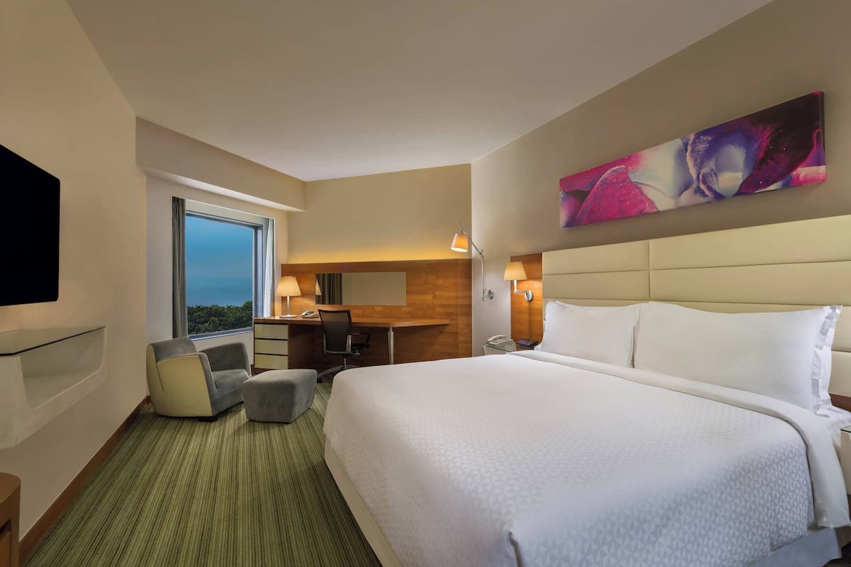 Seprai premium, minibar, brankas, dan meja kerja
