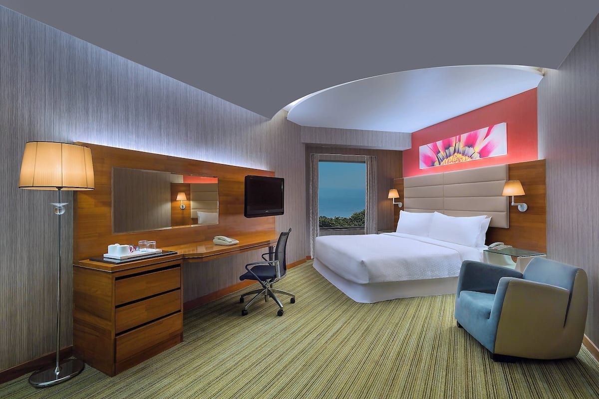 Seprai premium, minibar, brankas, dan meja kerja