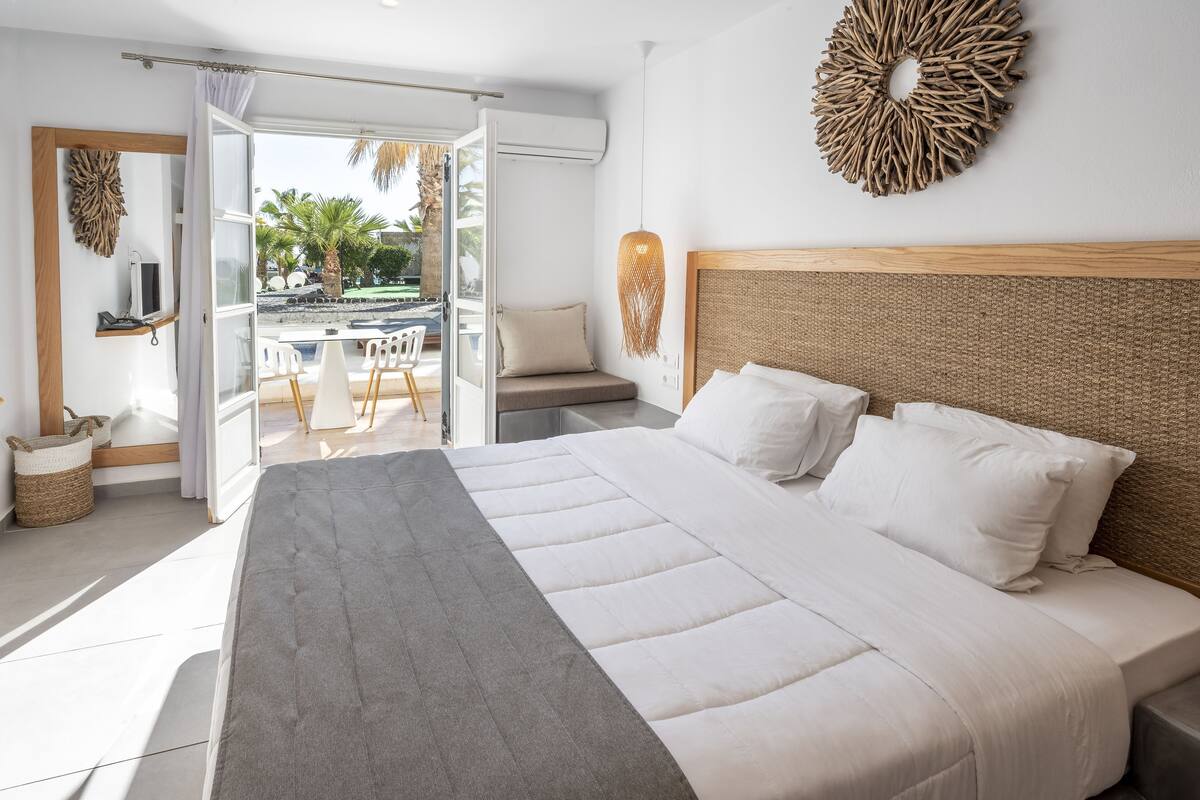 junior suite with sharing pool | 1 bedroom, desk, soundproofing, free wifi