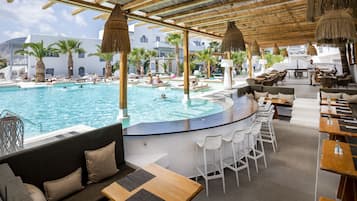 Piscine extérieure, chaises longues