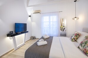 Junior Suite | Desk, soundproofing, free WiFi, bed sheets - Smy Mediterranean White Santorini (Santorini)