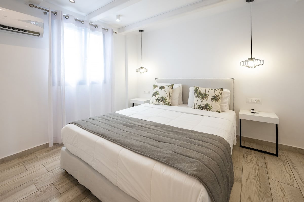 Suite (The White) | 1 bedroom, desk, soundproofing, free WiFi