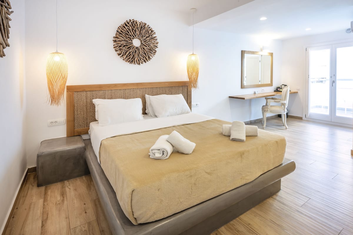 junior suite | 1 bedroom, desk, soundproofing, free wifi