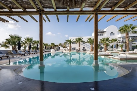 Outdoor pool, pool loungers. Smy Mediterranean White Santorini