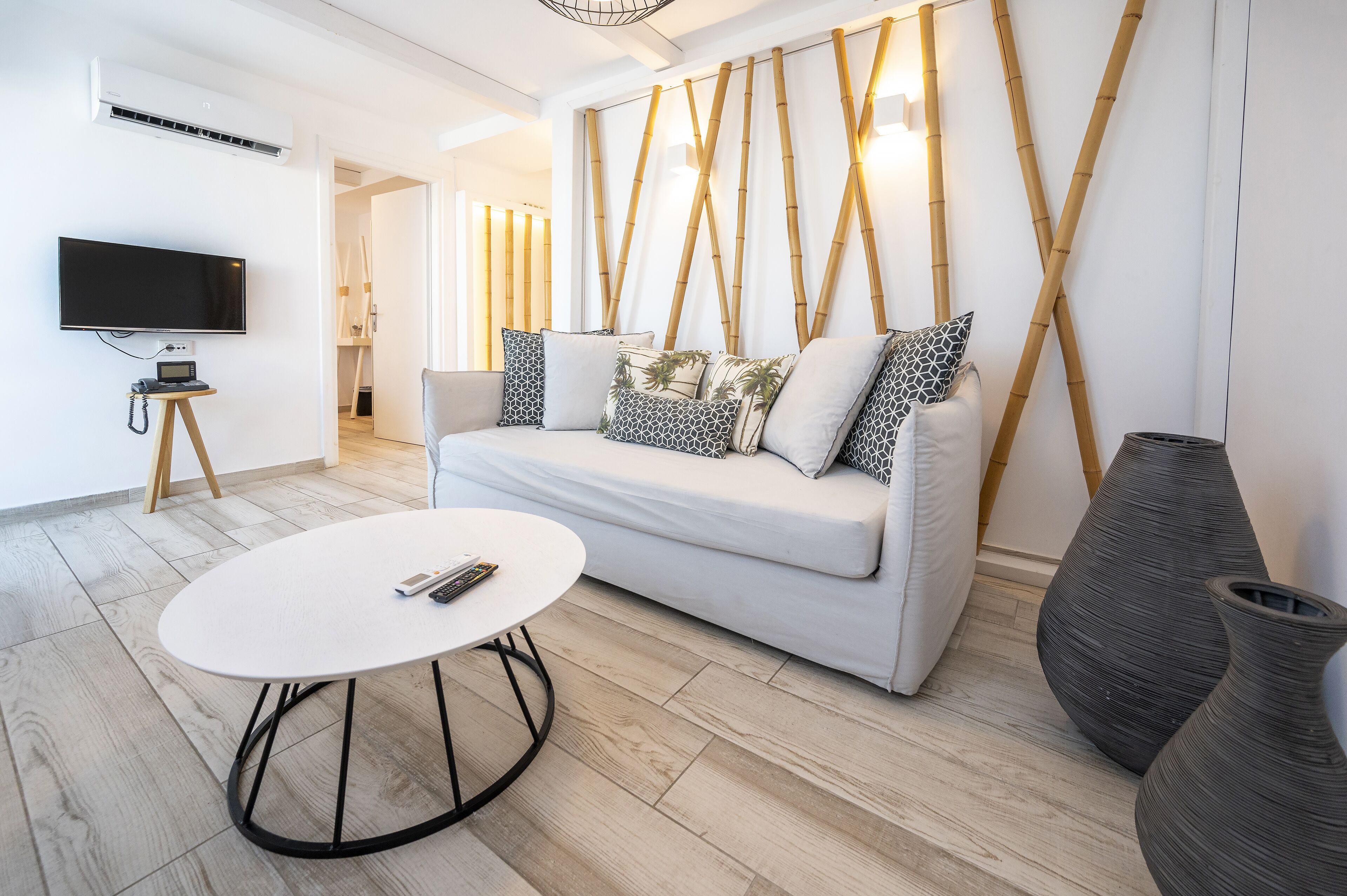 suite (the white) | 1 bedroom, desk, soundproofing, free wifi