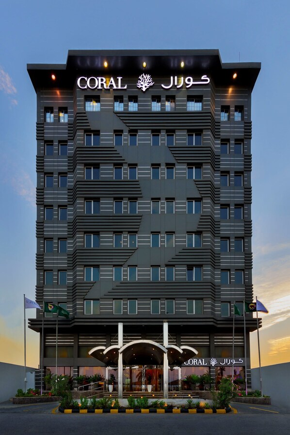 Un hotel moderno con un cartel llamativo que dice