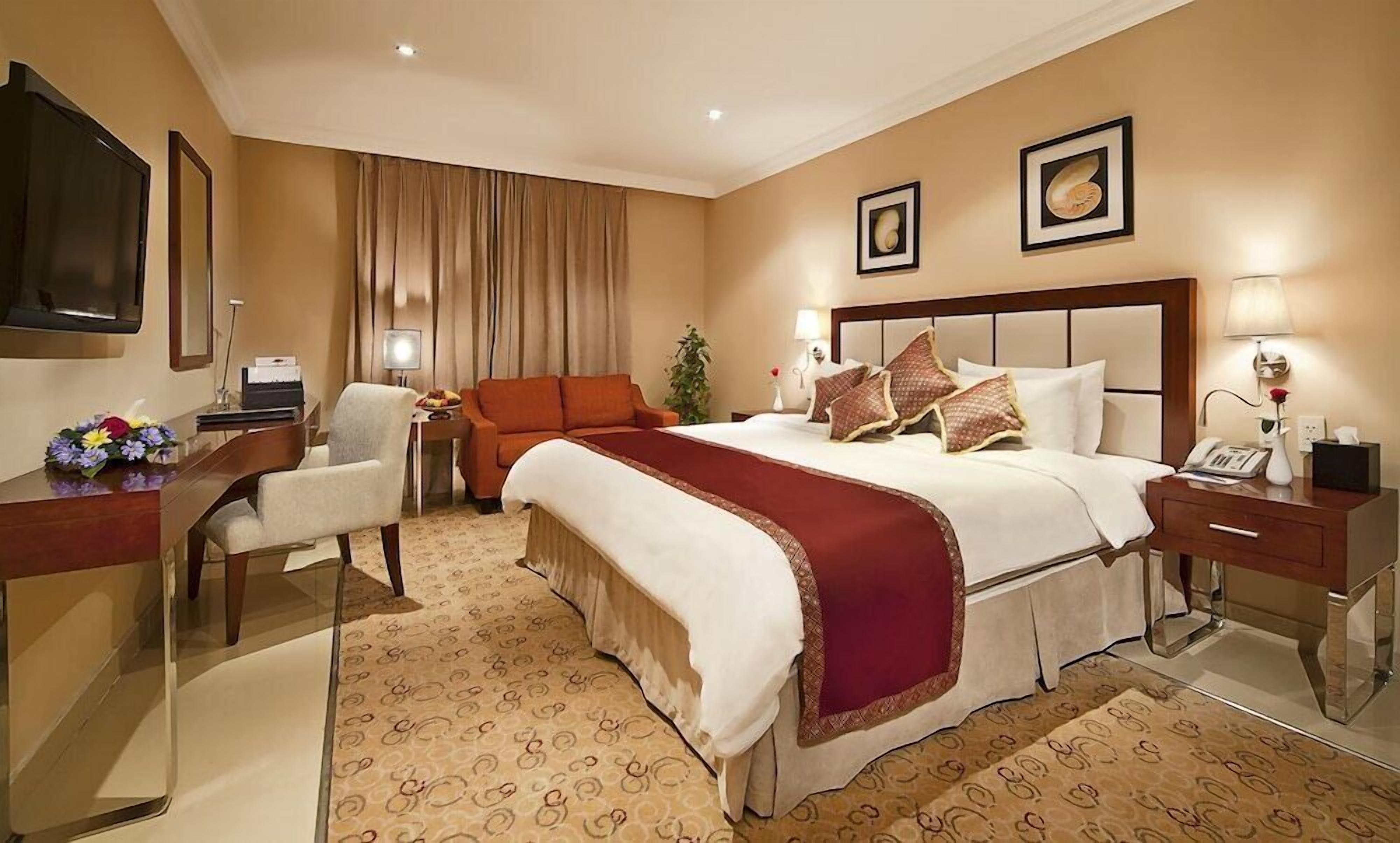 1 kamar tidur, minibar, brankas, dan meja kerja