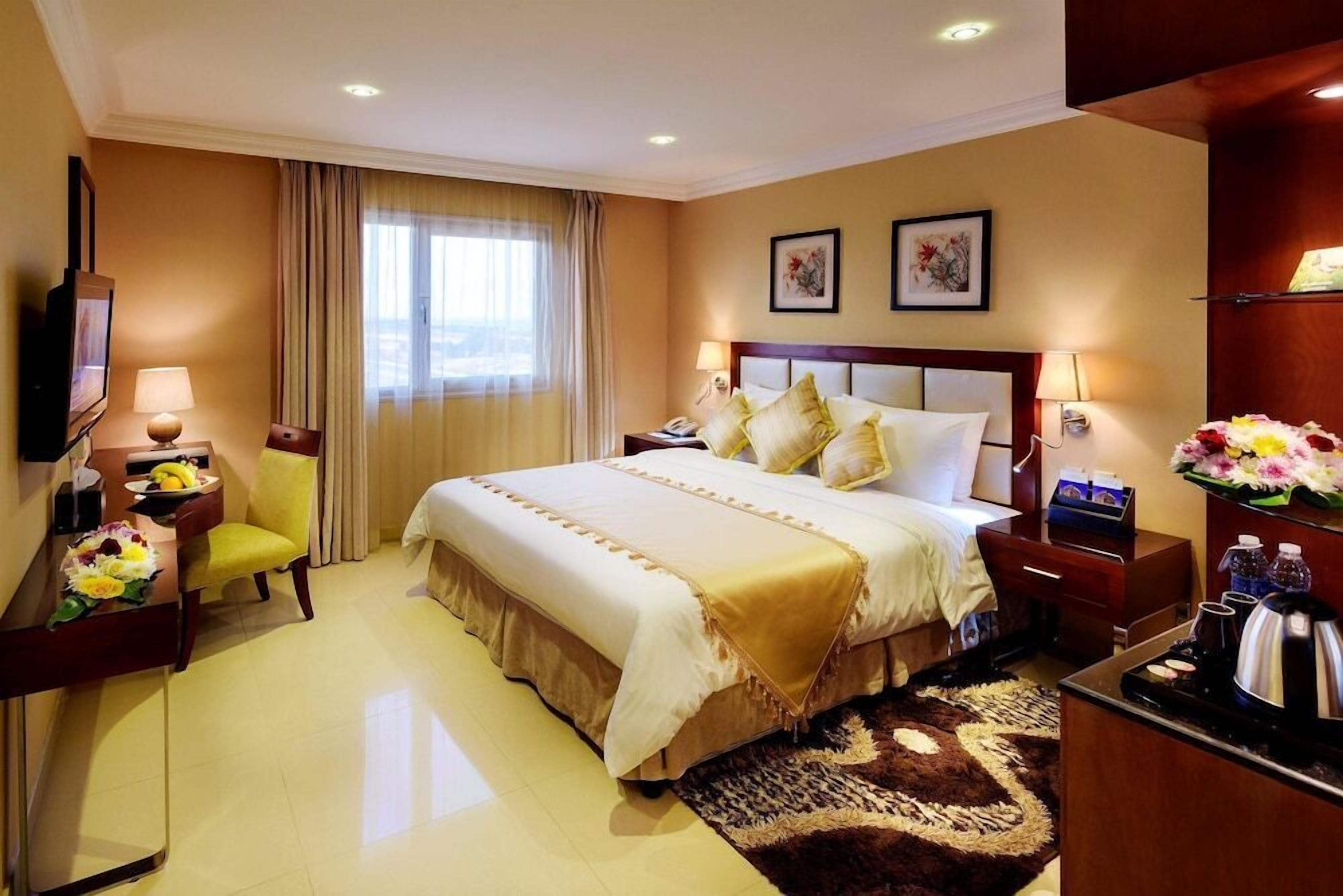 1 kamar tidur, minibar, brankas, dan meja kerja