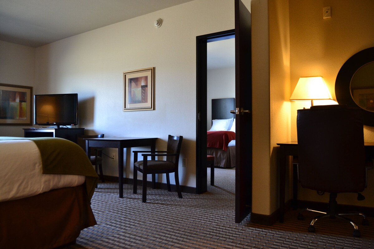 Suite, 1 King Bed with Sofa bed (Addl Living Area)