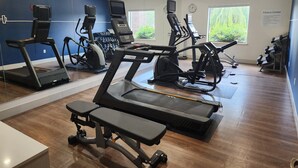 A fitness center with treadmills, elliptical machines, and weight machines. - Holiday Inn Express Heber Springs by IHG (Heber Springs)
