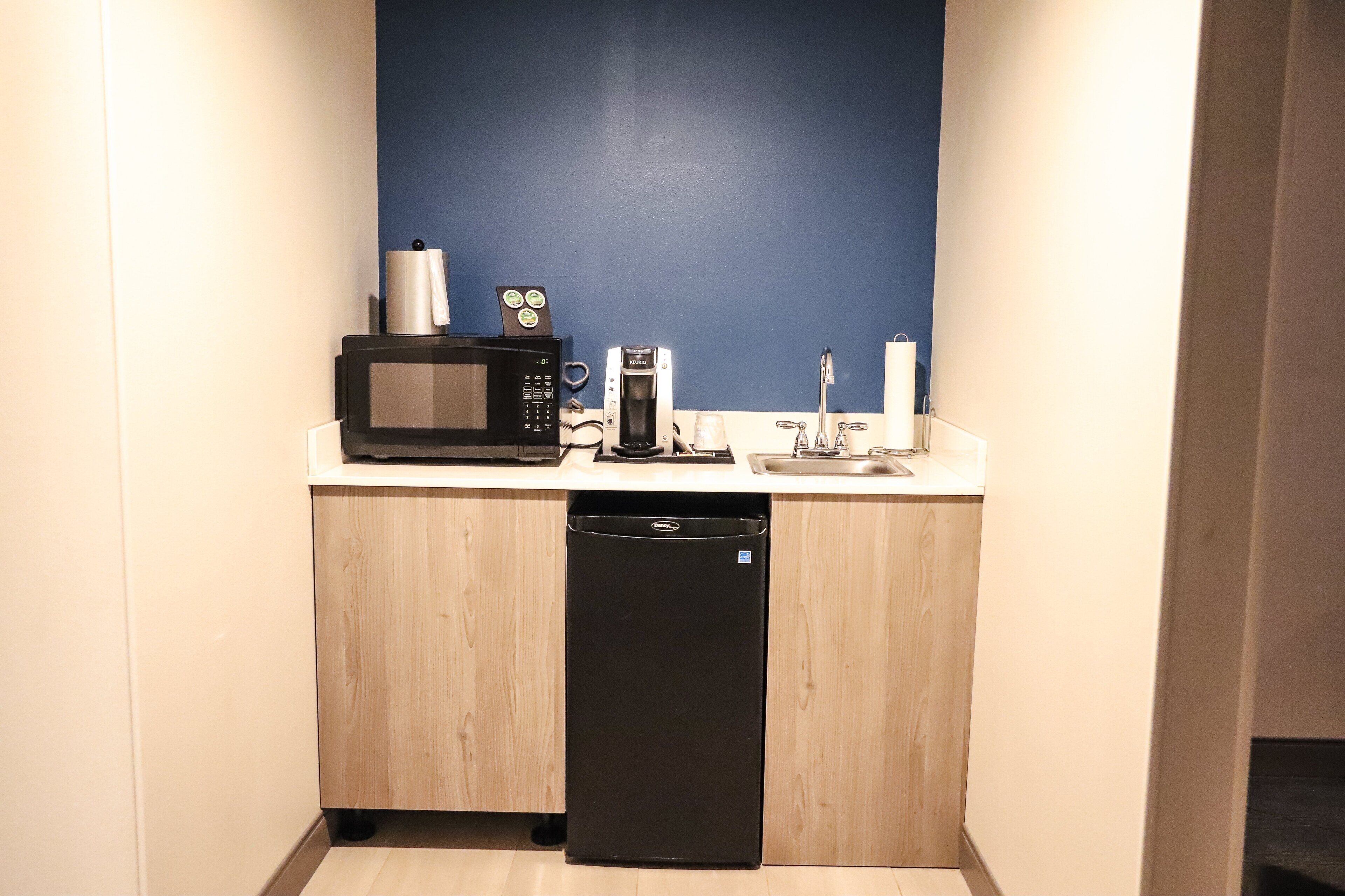 suite, 1 king bed, kitchenette (additional living area) | room amenity