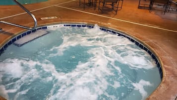 Alberca techada, acceso de 08:30 a 22:30, y camastros