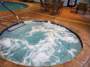 Piscine couverte, accès possible de 08 h 30 à 22 h 30, chaises longues 