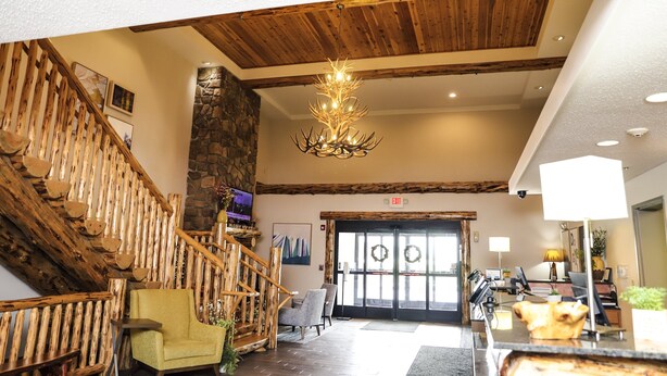 A lobby with a wooden staircase, a chandelier, and a reception desk. - Holiday Inn Express Hotel & Suites Donegal by IHG (Stahlstown)