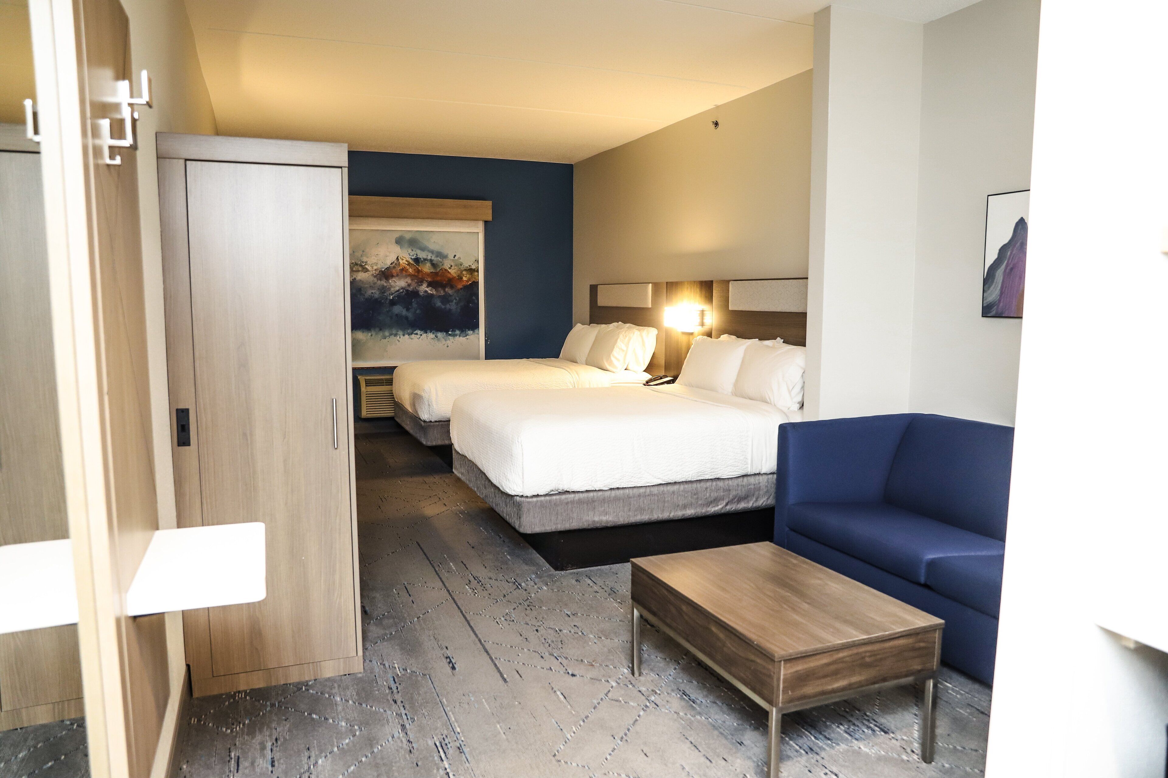 Escritorio, espacio para trabajar con laptop y cortinas blackout 