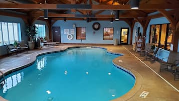 Innenpool, geöffnet von 08:30 Uhr bis 22:30 Uhr, LiegestĂŒhle