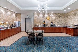 Free daily buffet breakfast  - La Quinta Inn & Suites by Wyndham Denver Gateway Park (Denver)