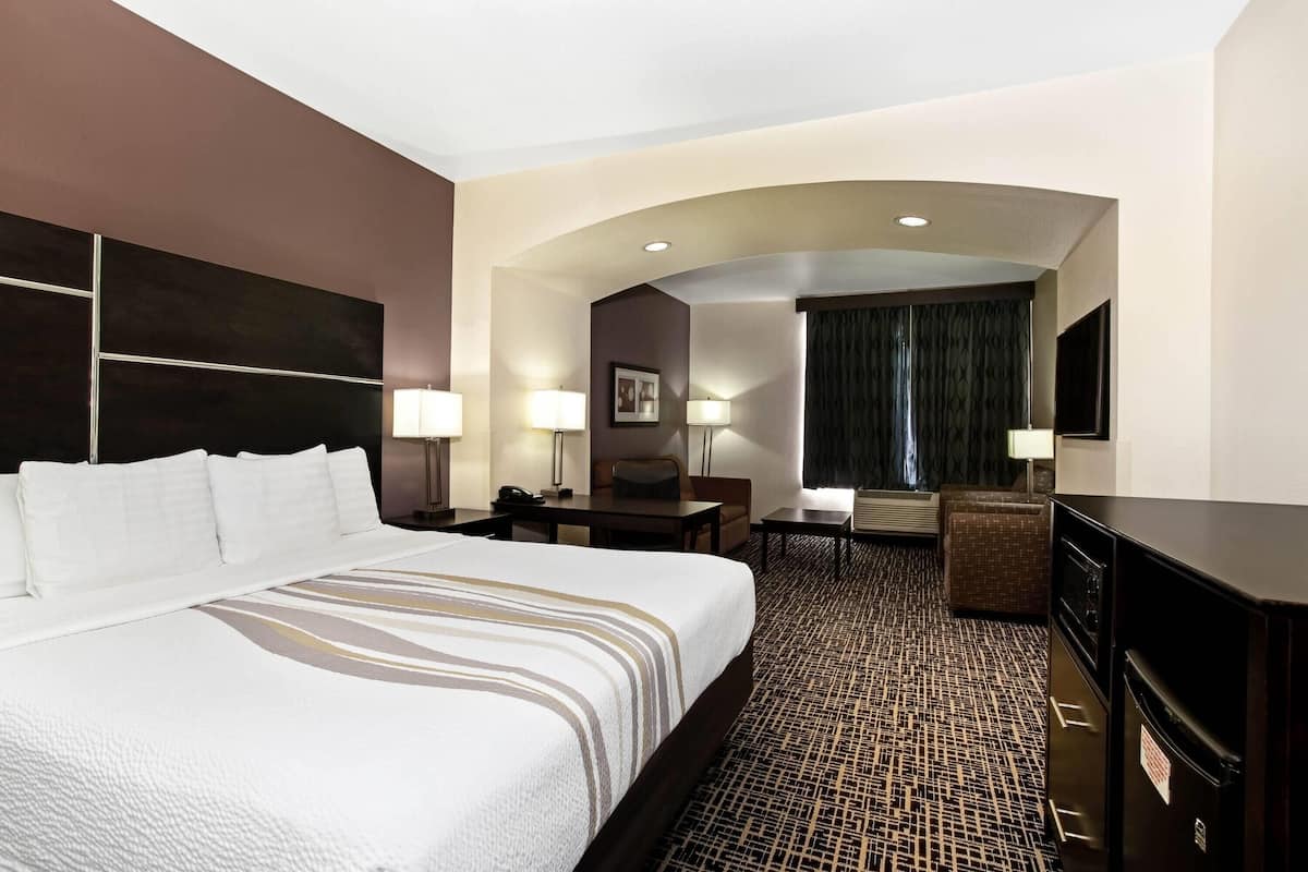 Room, 1 King Bed, Non Smoking, Corner | Premium bedding, down comforters, pillowtop beds, in-room safe