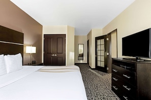 Premium bedding, down duvets, pillow-top beds, in-room safe - La Quinta Inn & Suites by Wyndham Denver Gateway Park (Denver)