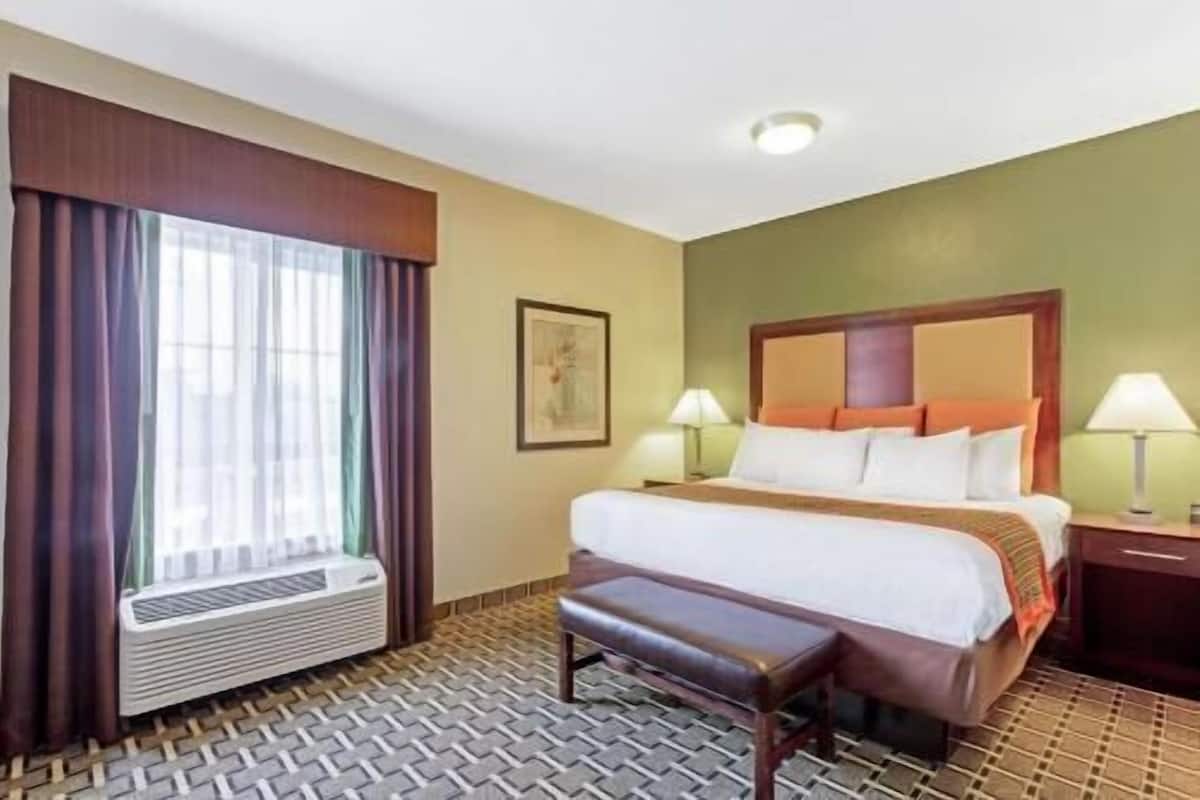 Premium bedding, desk, iron/ironing board, free WiFi