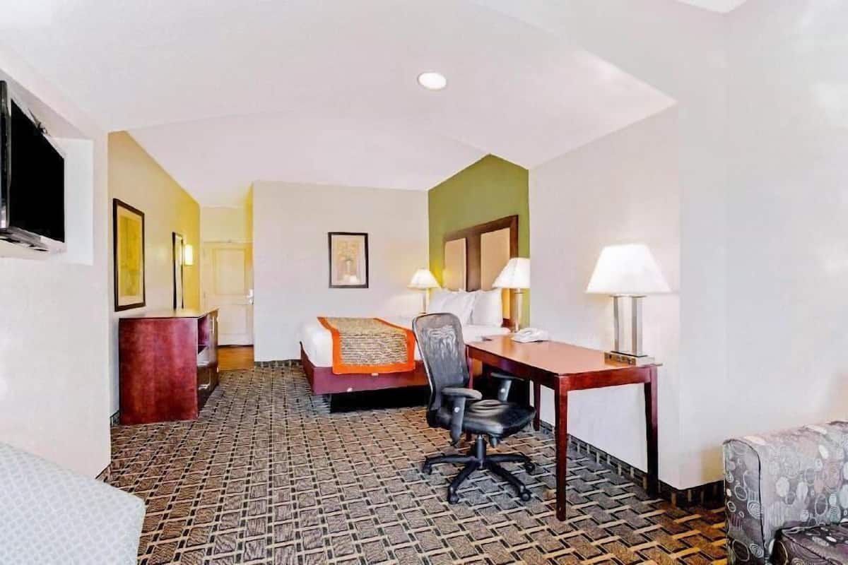 Premium bedding, desk, iron/ironing board, free WiFi
