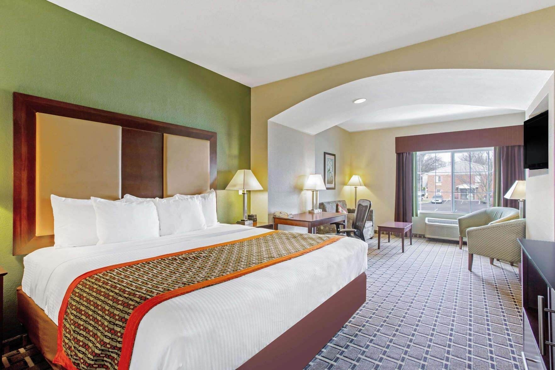 Premium bedding, desk, iron/ironing board, free WiFi
