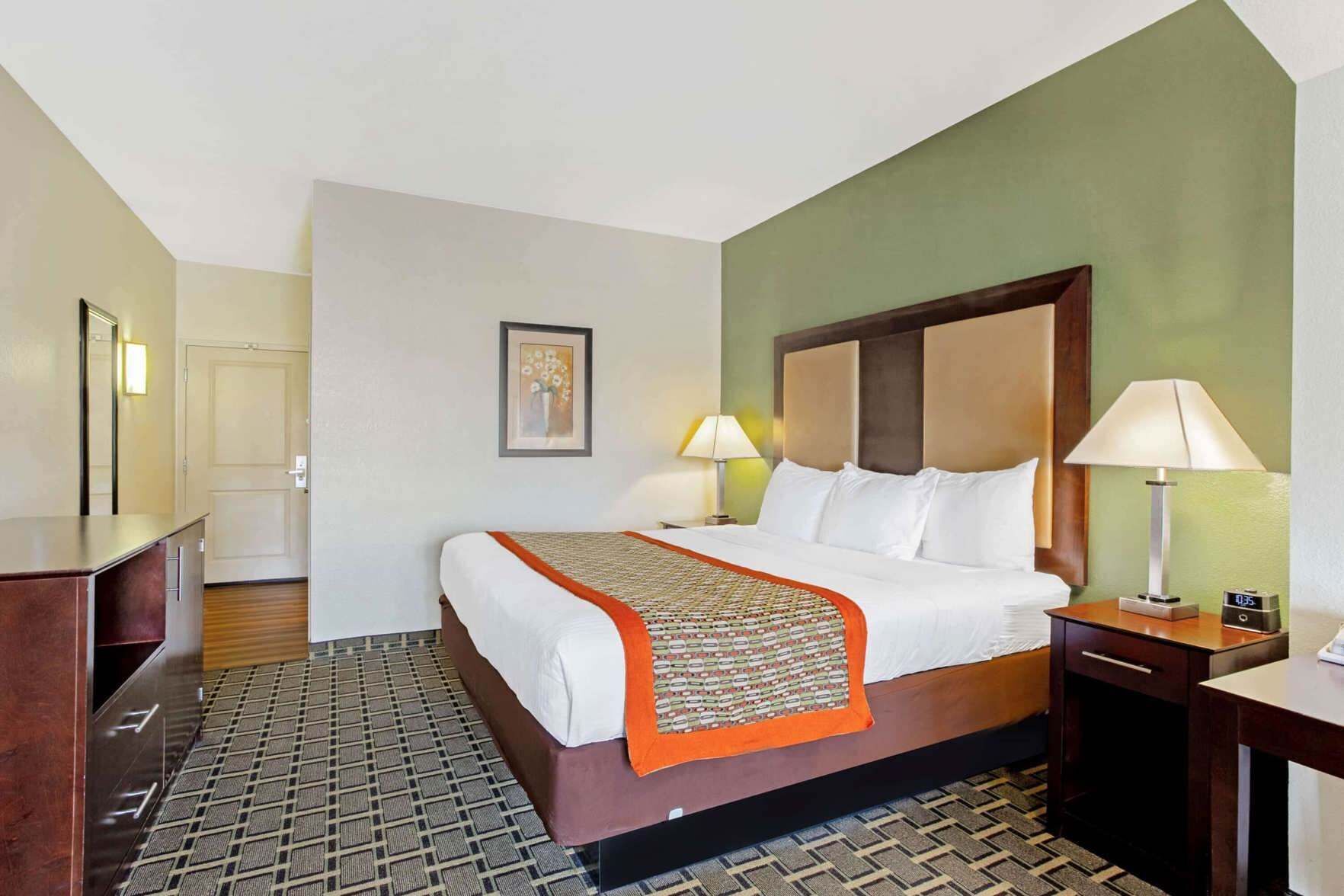 Premium bedding, desk, iron/ironing board, free WiFi
