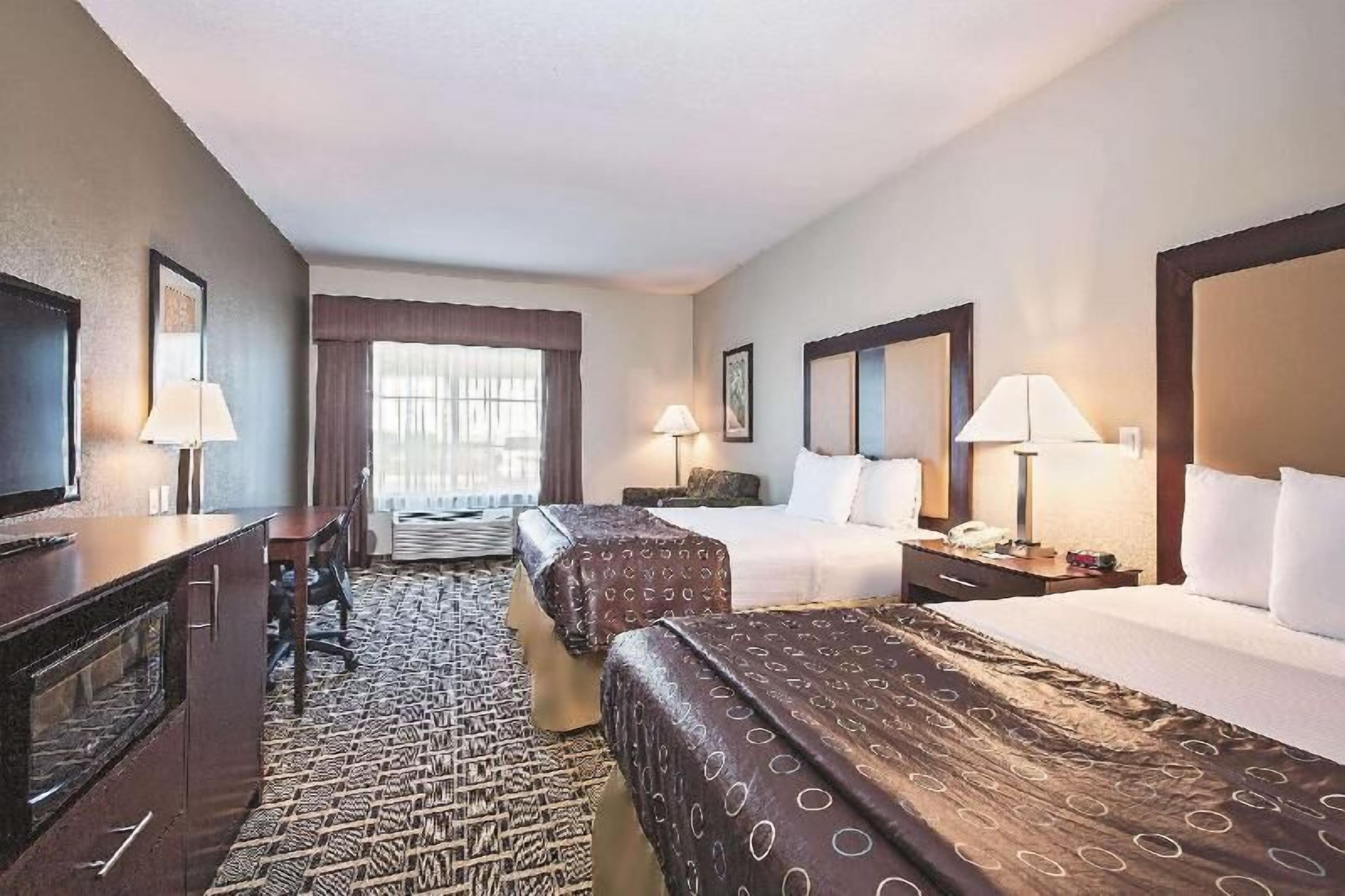 Premium bedding, desk, iron/ironing board, free WiFi