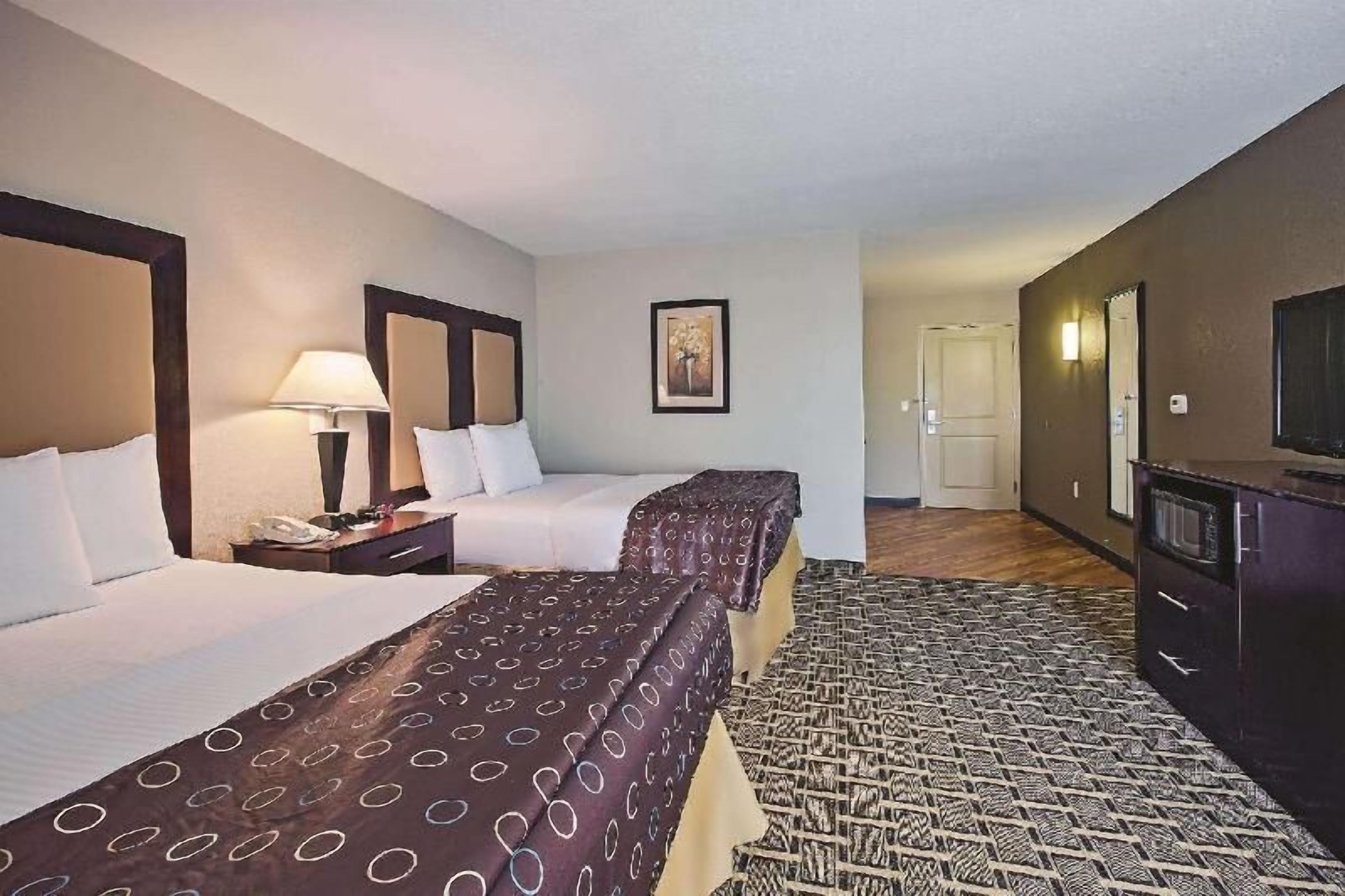 Premium bedding, desk, iron/ironing board, free WiFi