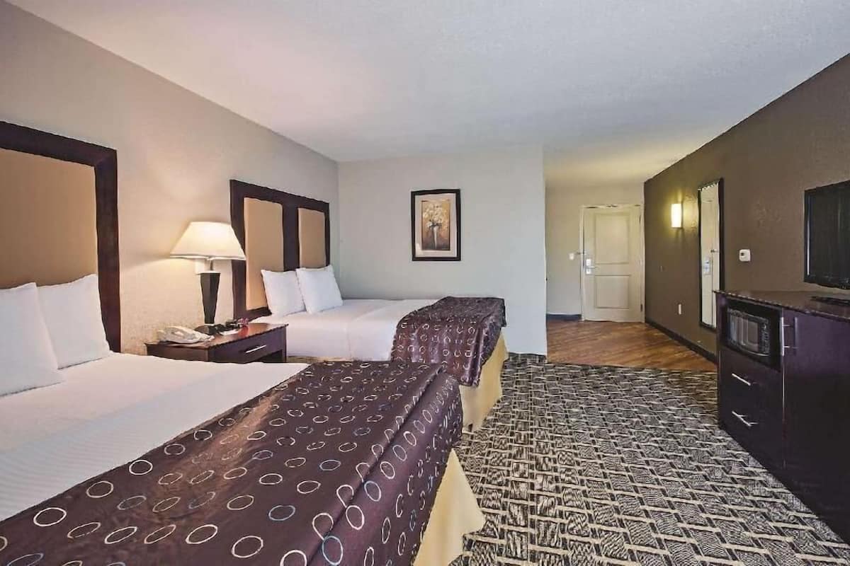 Premium bedding, desk, iron/ironing board, free WiFi