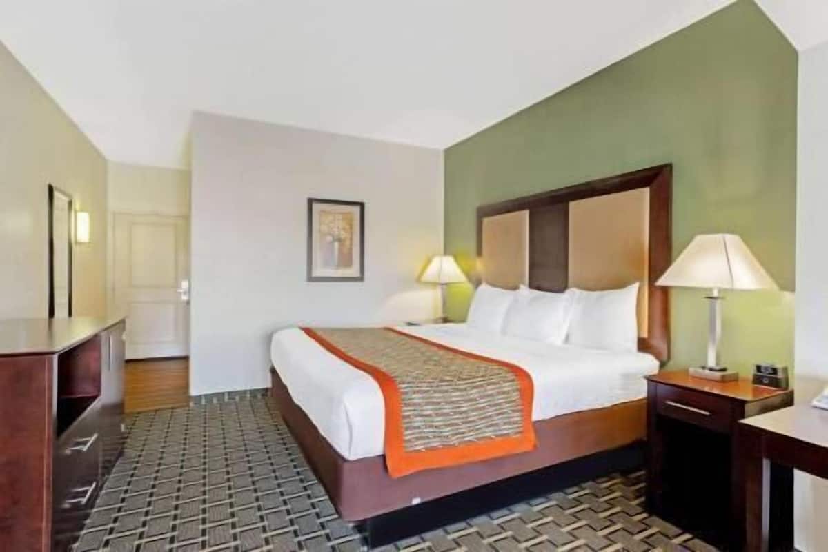 Premium bedding, desk, iron/ironing board, free WiFi
