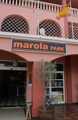 Property entrance - Apartamentos Marola Park (Arona)