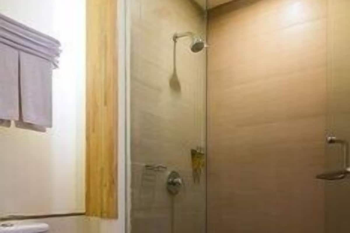 Kylpyhuone | Suihku, sadesuihkupää, ilmaiset hygieniatuotteet, hiustenkuivaaja