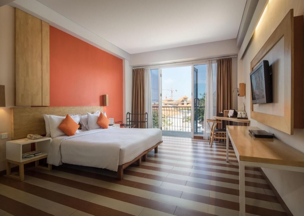 Cubrecamas, caja de seguridad en la habitación y escritorio 